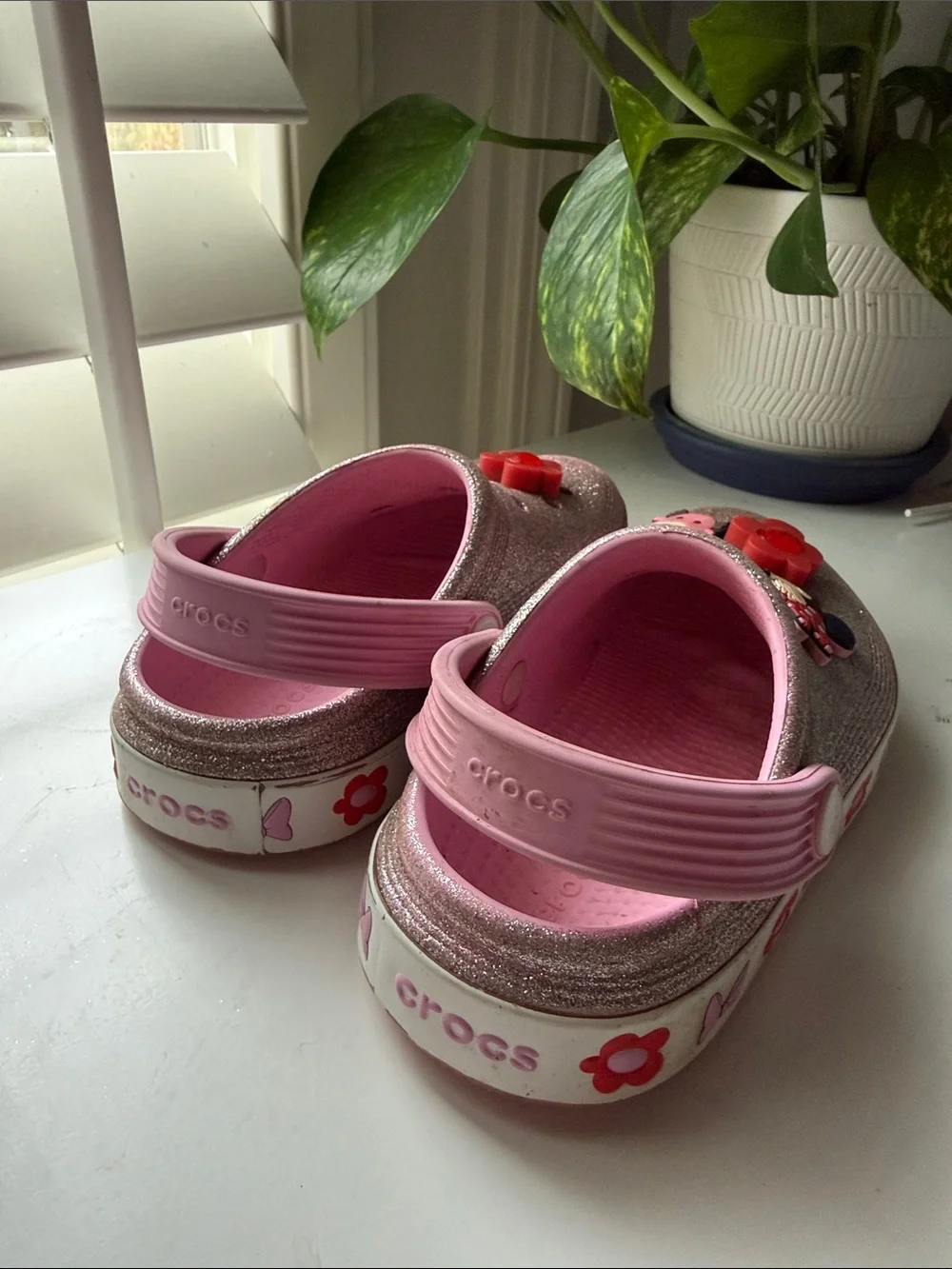 CROCS Girl’s Glitter Disney Clog with Minnie & Flower Charms - Pink